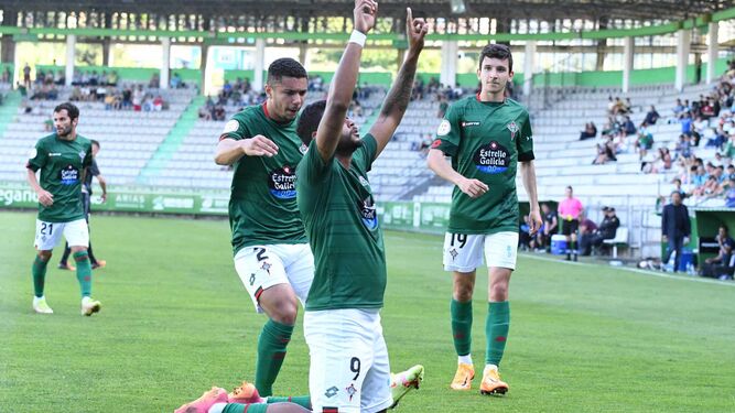 El Racing de Ferrol celebra un gol en A Malata.