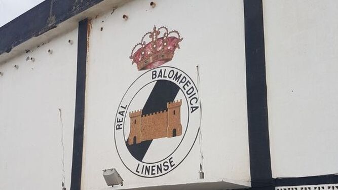 El escudo de la Balona a la entrada de su sede, en el estadio Municipal