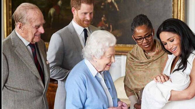 Foto oficial del momento en que Isabel II conoció al primer hijo de los Sussex, Archie.