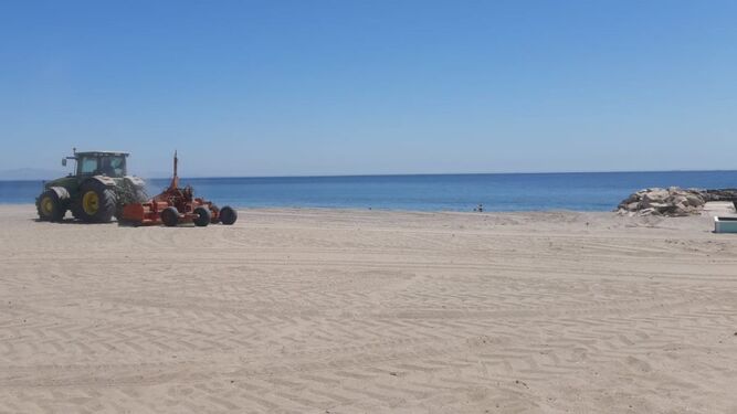 El Ayuntamiento de La Línea prepara sus playas para el 10 de junio