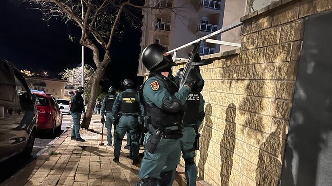 Guardias civiles durante un registro en Algeciras