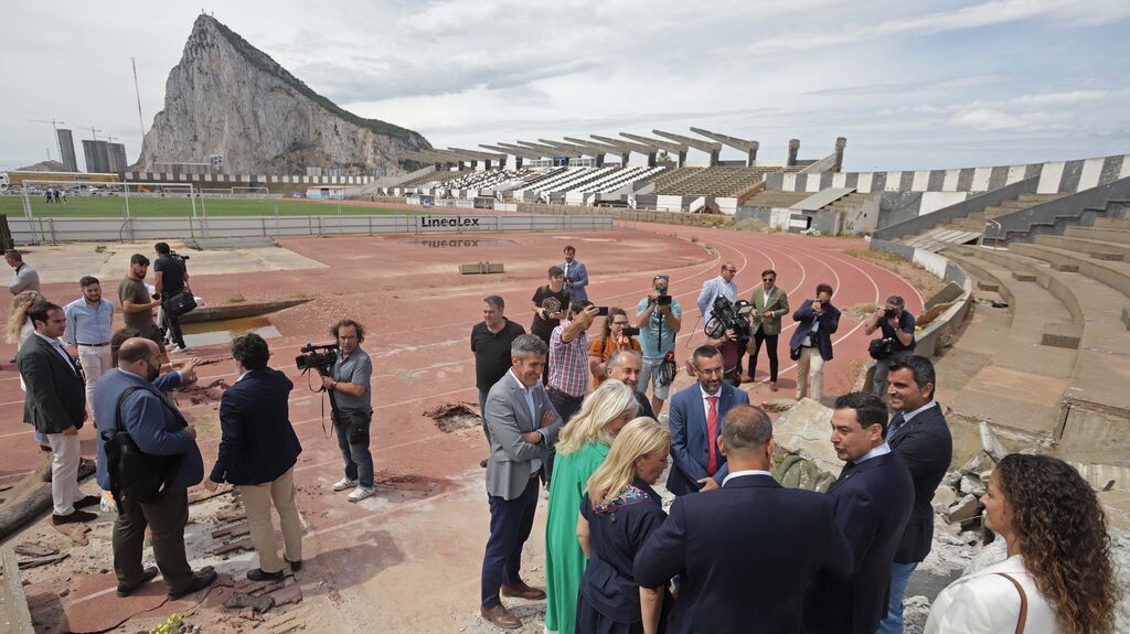 Fotos de la visita de Juanma Moreno al estadio municipal de La L&iacute;nea