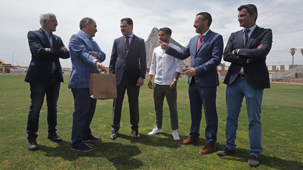 Fotos de la visita de Juanma Moreno al estadio municipal de La L&iacute;nea