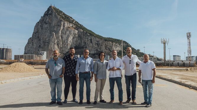 Integrantes de Vox, delante del peñón de Gibraltar.