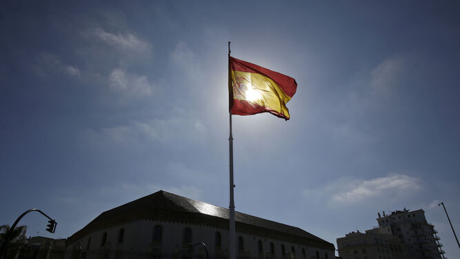 La bandera de España ondea en la plaza de Sevilla, en Cádiz capital.
