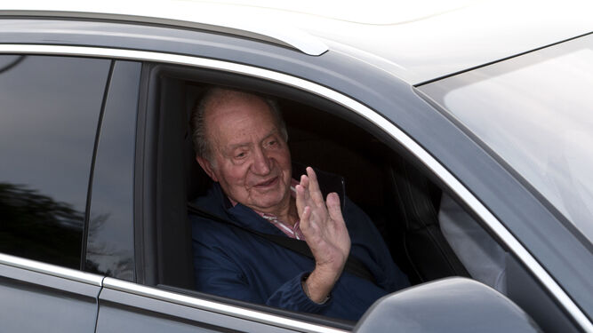 El rey emérito saluda a la prensa desde un coche en su última visita a España
