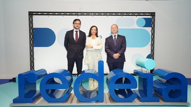 Beatriz Corredor, en el centro, tras la junta de accionistas de REE (ahora Redeia).