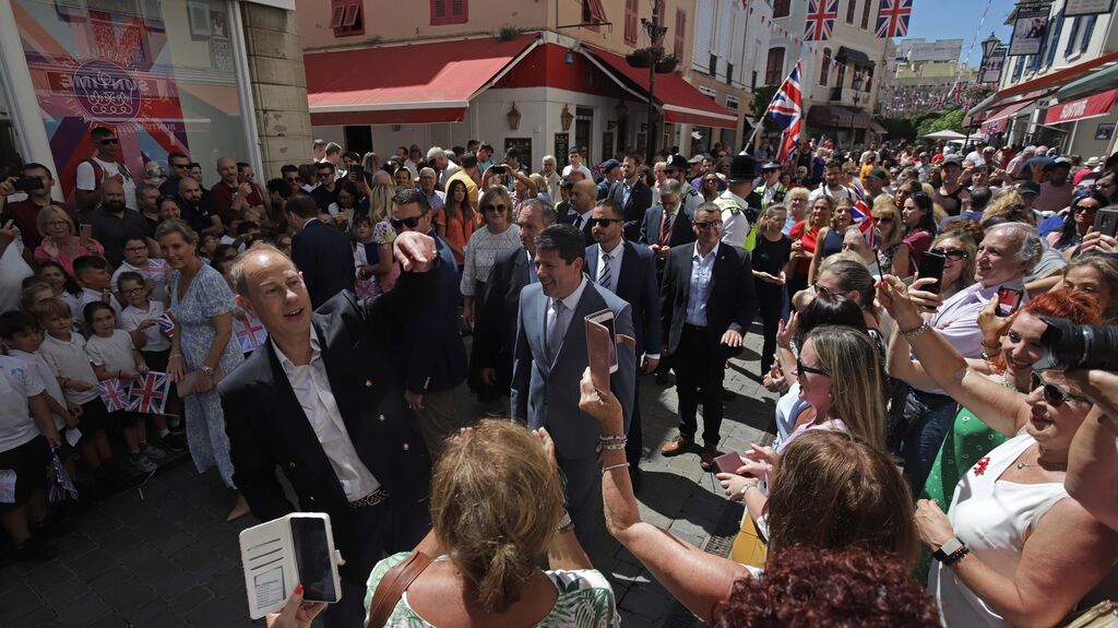 Fotos del paseo de los condes de Wessex por Main Street en Gibraltar