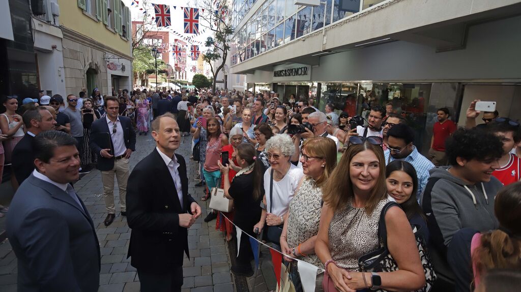 Fotos del paseo de los condes de Wessex por Main Street en Gibraltar