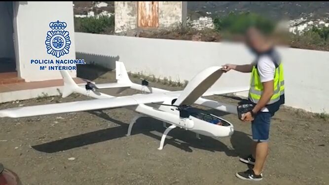 Un agente de la Policía Nacional inspecciona un dron intervenido a una red de narcotraficantes.