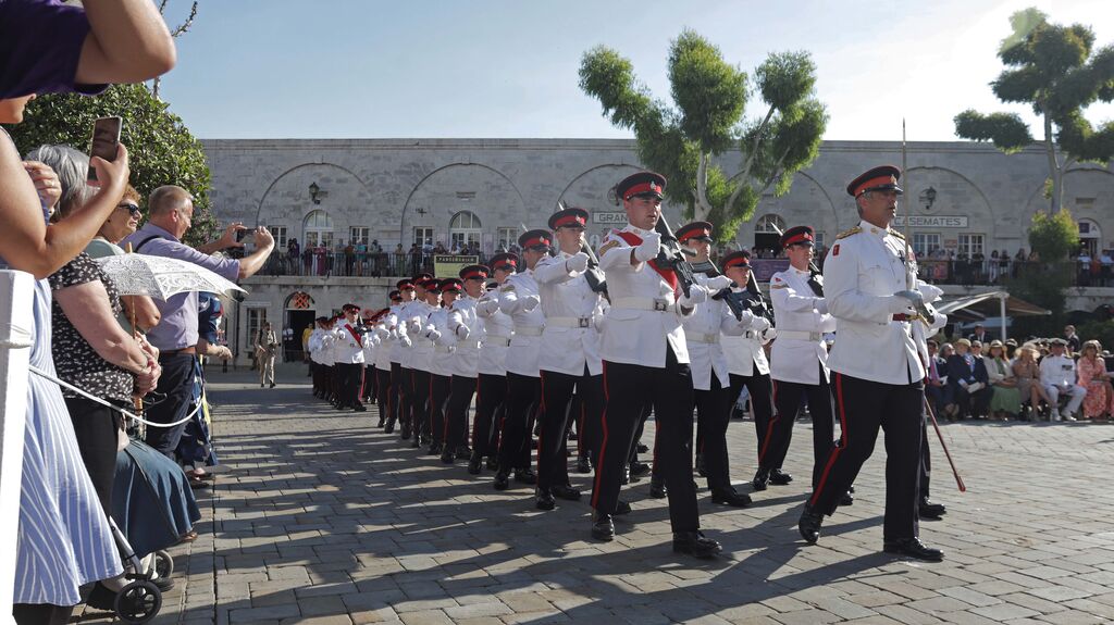 Fotos del desfile militar en Casemate con los condes de Wessex