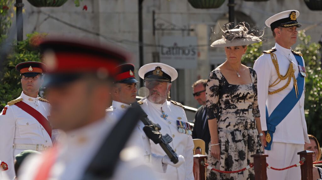 Fotos del desfile militar en Casemate con los condes de Wessex