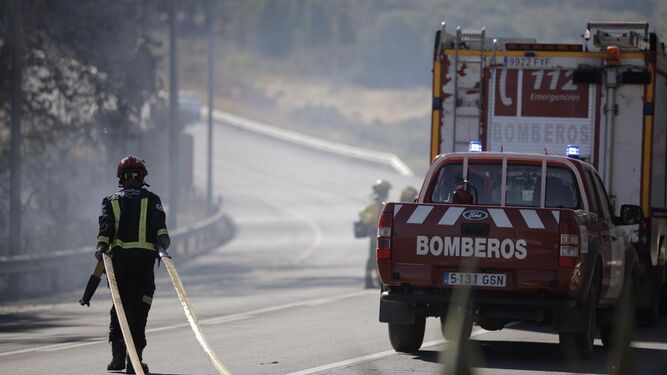 Un bombero actúa en la carretera que conecta Corrales con Bellavista.