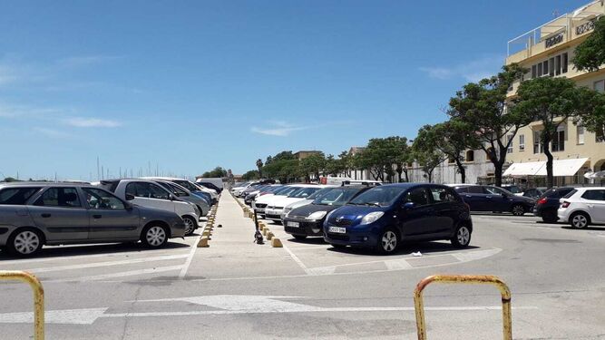 Una imagen del actual aparcamiento en superficie de la avenida de la Bajamar.