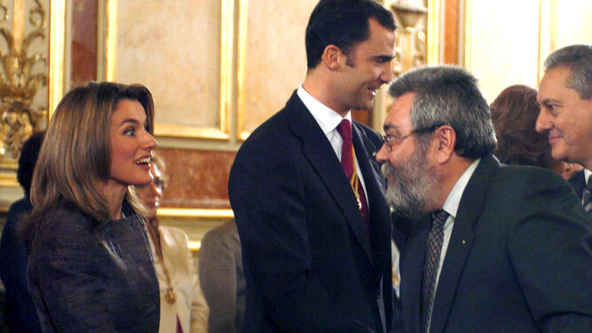Doña Letizia saluda al sindicalista Cándido Méndez en una recepción cuando era prometida del Príncipe de Asturias