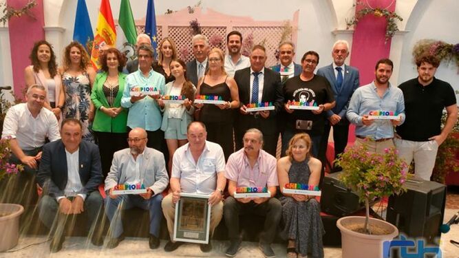 Autoridades y galardonados en el acto de entrega de los Premios 'Ciudad de Chipiona 2022'.