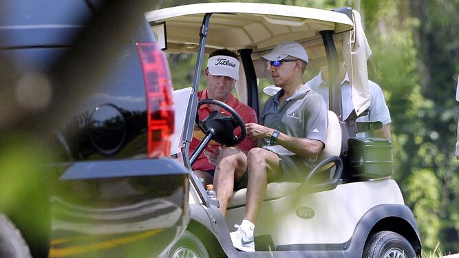 Barack Obama, en un buggy en un campo de golf.
