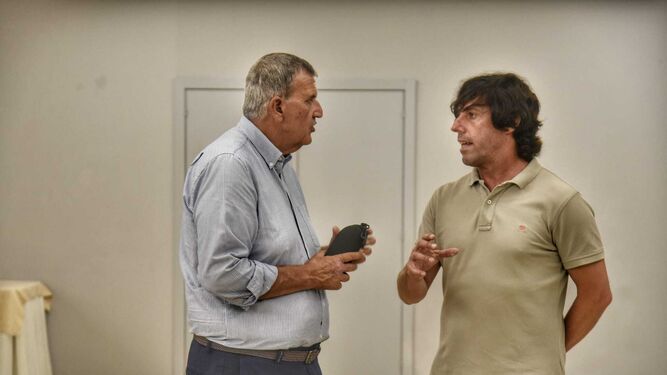El presidente, Pedro Soria, conversa con el nuevo técnico, Iñaki Pérez