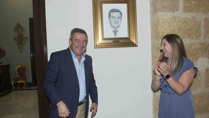 José Loaiza e Irene García, junto al retrato del ex presidente de la Diputación.