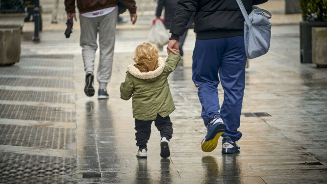 Un niño pequeño de paseo por el centro de Cádiz.