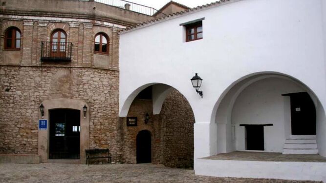 A la izquierda, el alcázar-palacio de los condes de Castellar, hoy hotel. A la derecha, el antiguo Ayuntamiento