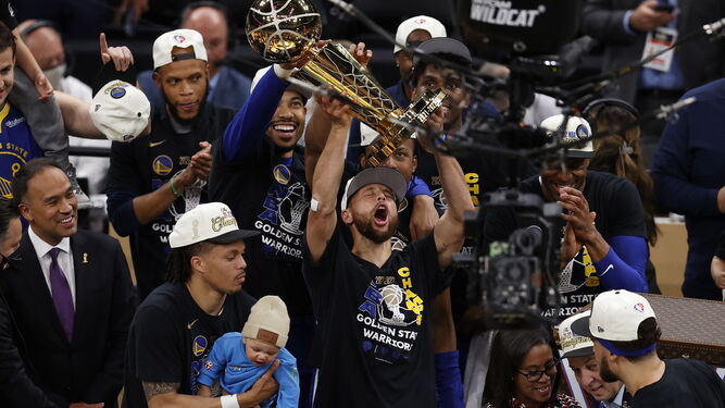 Steph Curry alza el trofeo de campeón de la NBA.