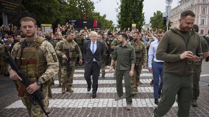 El presidente de Ucrania, Volodymyr Zelensk, y el Primer Ministro británico, Boris Johnson, en Kiev