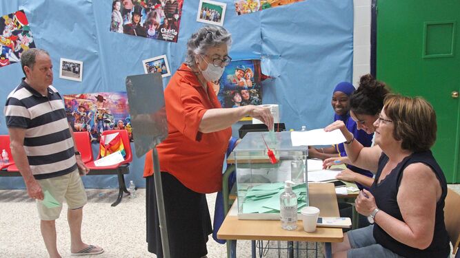 Una mujer vota en un colegio electoral de La Línea.