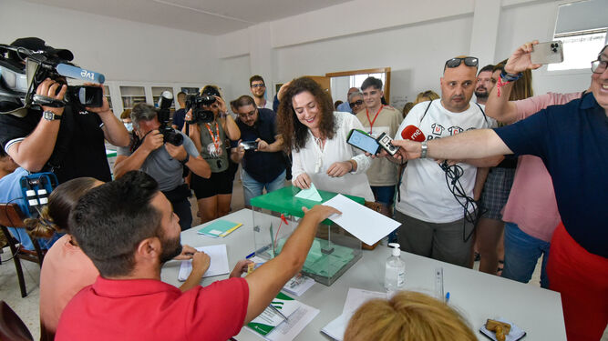 La candidata de Por Andalucía a la Presidencia de la Junta, Inmaculada Nieto, vota en un colegio de Algeciras.