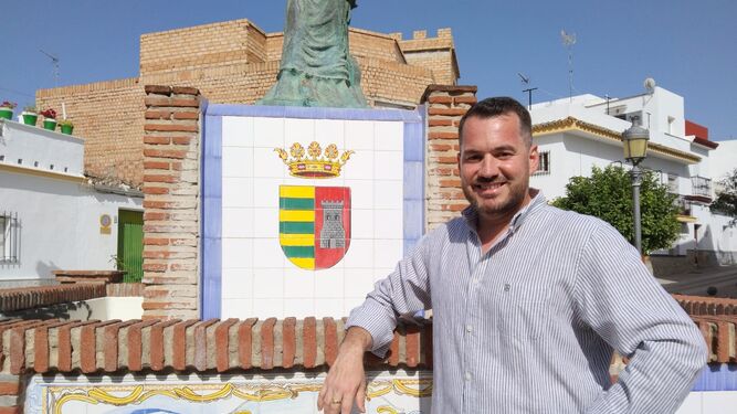 Andrés Clavijo junto al monumento que su municipio dedicó en su momento a Dolores La Petenera.