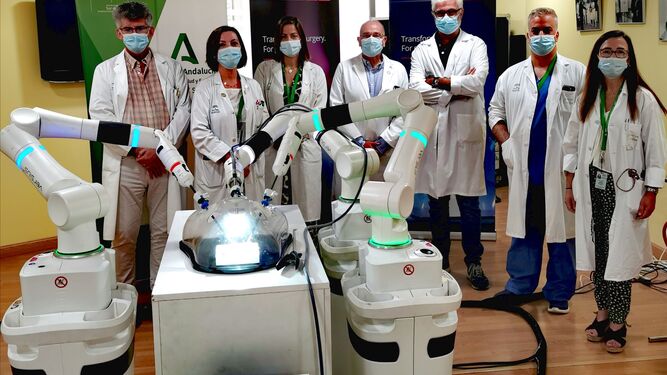 El equipo directivo junto a responsables de servicios quirúrgicos con la tecnología de cirugía robótica más moderna.