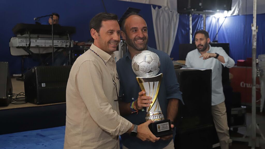 Fotos de la entrega de trofeos  de las competiciones de f&uacute;tbol 7 para aficionados &ldquo;Andr&eacute;s Mateo&rdquo; en Algeciras