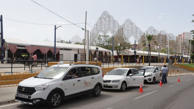 La cola de taxis junto a la portada de la Feria de Algeciras.