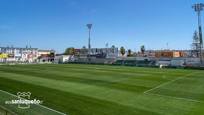 Una vista panorámica del estadio El Palmar, el campo de fútbol del Atlético Sanluqueño.