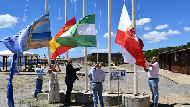El izado de las banderas, en la playa de Alcaidesa-El Faro