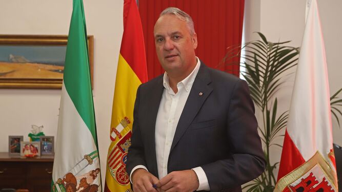 Juan Carlos Ruiz Boix, fotografiado en su despacho del Ayuntamiento de San Roque.