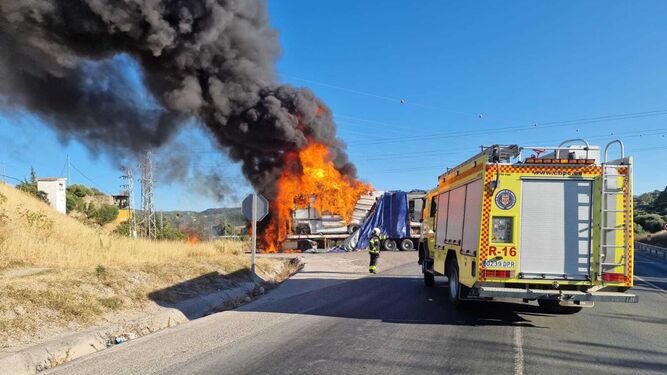 Camión incendiado en la carretera de Los Yanquis.