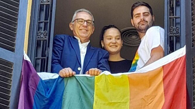 Juan Lozano, Sara Lobato y Jesús Tomillero, con la bandera arcoiris en la Mancomunidad.