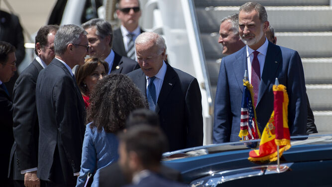El rey Felipe y Joe Biden al pie del Air Force One
