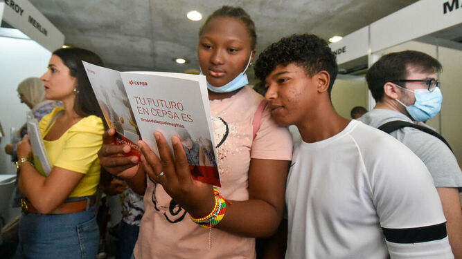 Dos jóvenes consultan un manual de Cepsa, este miércoles en Algeciras