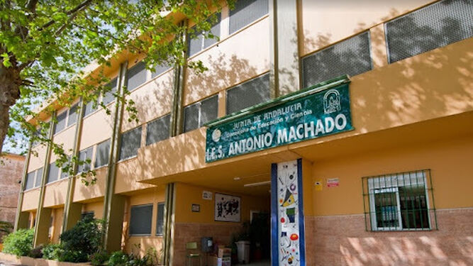 La fachada del IES Antonio Machado de La Línea