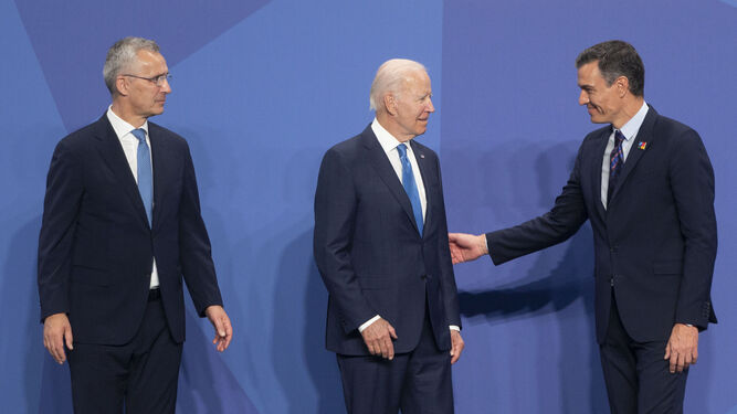 El secretario General de la OTAN, Jens Stoltenberg; el presidente de EEUU, Joe Biden; y el presidente del Gobierno, Pedro Sánchez, en la Cumbre de la OTAN 2022.