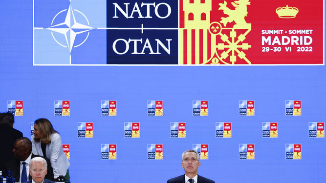 El secretario general de la OTAN, Jens Stoltenberg, junto al presidente de EEUU, Joe Biden, en la segunda jornada de la cumbre de la OTAN.