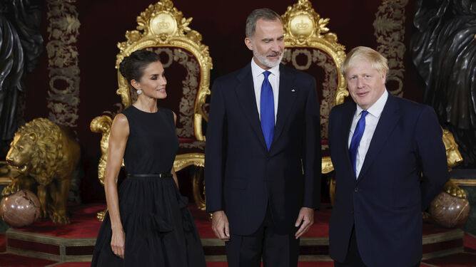 Los Reyes con el primer ministro británico Boris Johnson en la cena del Palacio Real del martes