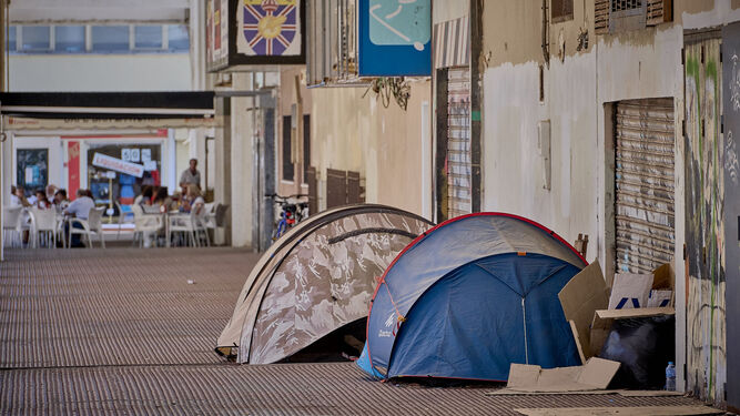 Acampada de personas sin hogar en Cádiz