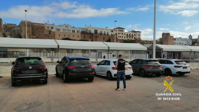 Los cinco vehículos recuperados por la Guardia Civil en Tarifa.