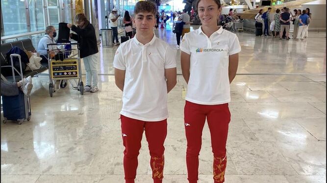 Alejandro Rueda y Ana Prieto, en el aeropuerto antes de viajar a Israel