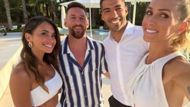 Leo Messi, Luis Suárez y sus respectivas esposas protagonizan un feliz reencuentro en las vacaciones ibicencas.