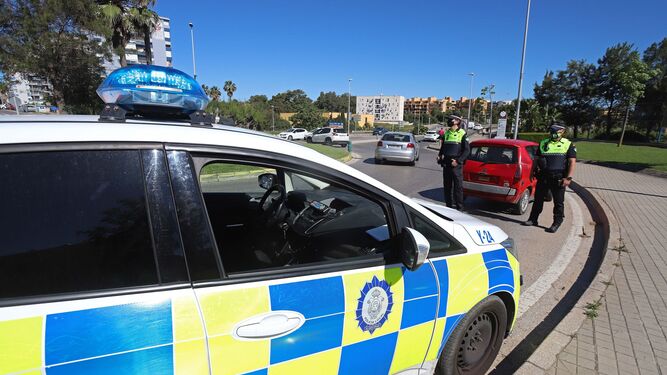 Un control de la Policía Local en Algeciras.