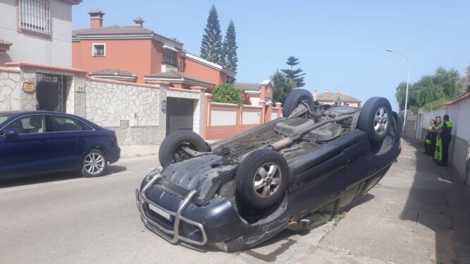 Un herido al volcar con su coche en la calle Rosa de los Vientos de Algeciras